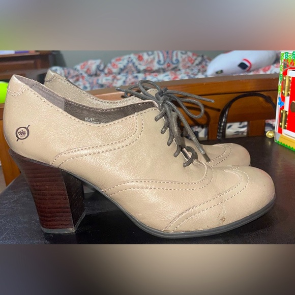 Born women’s 9.5 tan wingtip lace up  leather heeled shoes - Picture 5 of 9